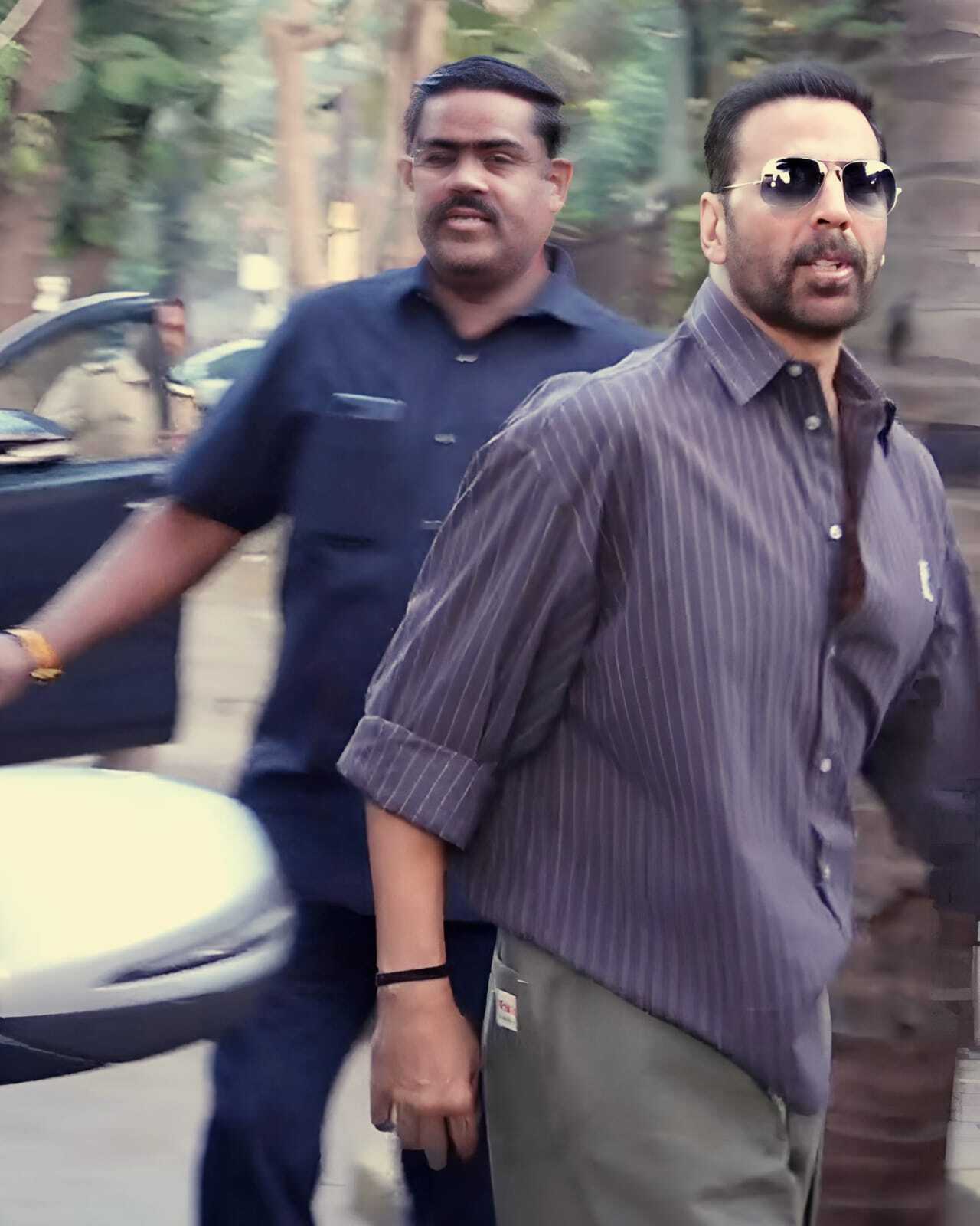 Akshay Kumar was among the early voters to cast his vote in the BMC elections. After casting his vote, he was seen talking to the media and urging citizens to vote.